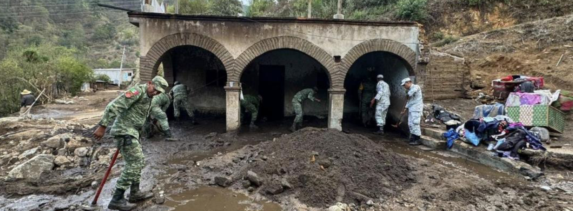 Deslave y crecida de río dejan 13 viviendas dañadas y un puente colapsado en Asunción Mixtepec